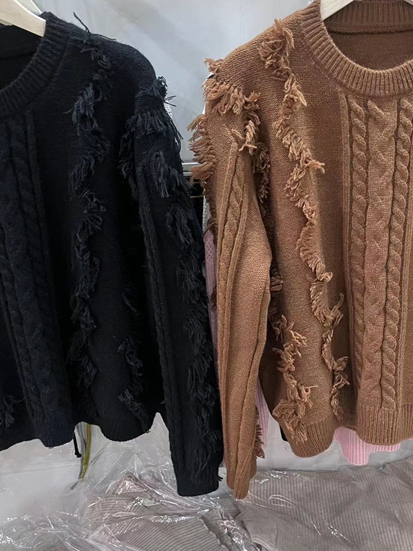 Einfarbiger Pullover mit Zopfmuster und Quasten-1